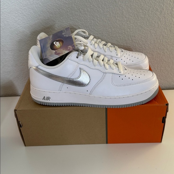 Nike Men's Air Force 1 Anniversary Edition White Metallic Silver Sneakers Sz 10 - Picture 4 of 13